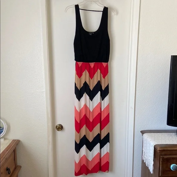 Stylish Black and Red Chevron Dress - Picture 2 of 3